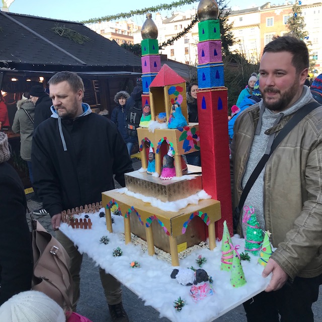 Krakauer Weihnachtsmarkt: Prozession Weihnachtsmarkt Krakau Krippe