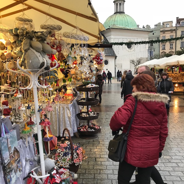 Krakauer Weihnachtsmarkt: Deko-Bude Krakauer Weihnachtsmarkt Besucher Bude