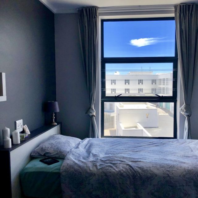 Zimmer mit Bett und Ausblick