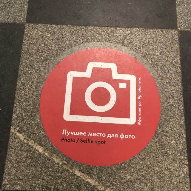 Markierung auf dem Boden der Metrostation für den besten Selfie-Platz