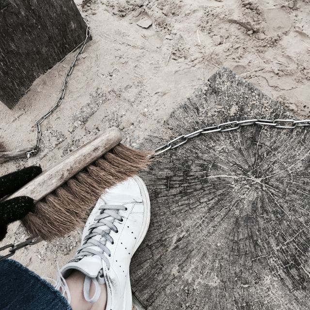 Ein Besen zum Schuheputzen