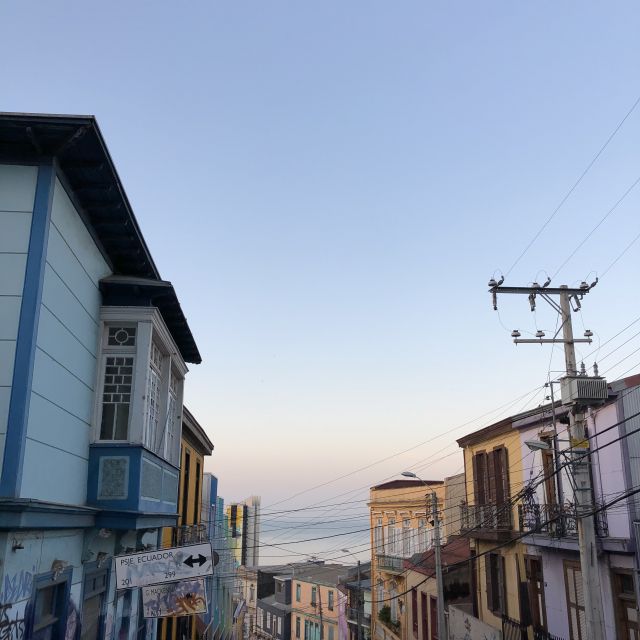 Häuser in Valparaíso im Sonnenuntergang