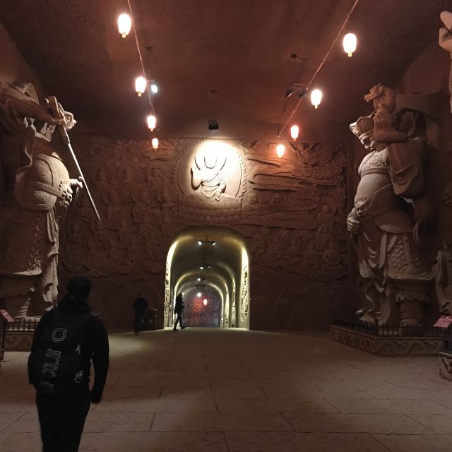 Kriegerstatuen in einer riesigen Höhle