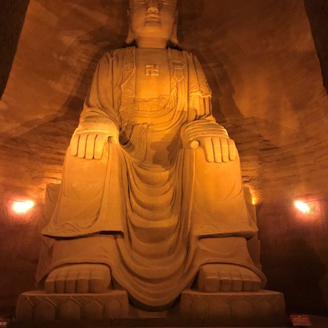 Riesige Buddahstatue aus Sandstein in eine Höhle geschlagen