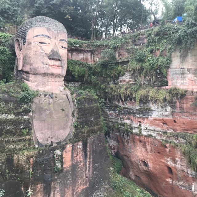 Giant Buddah von Leshan in die Felswand hineingeschlagen