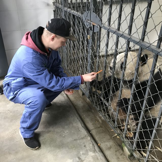 Ich beim Füttern der Pandas