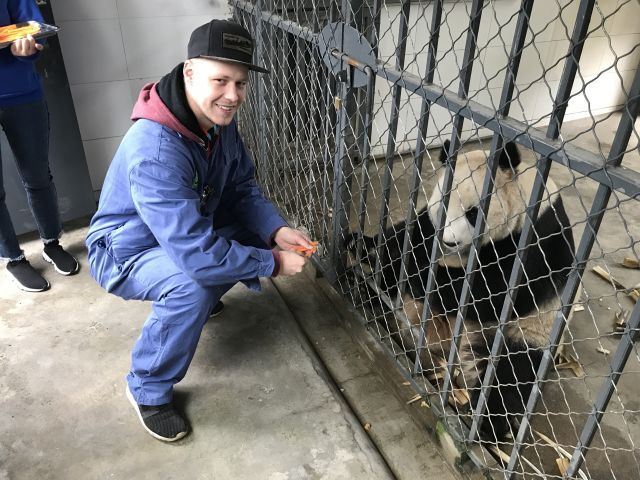 Ich beim Füttern der Pandas