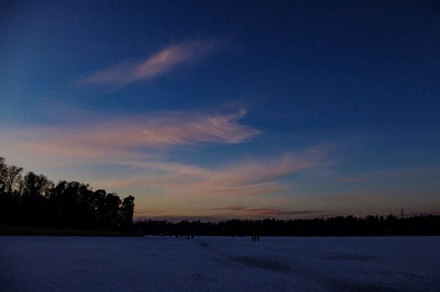 Sonnenuntergang über der gefrorenen Ostsee: Himmel in blau, orange und rosé