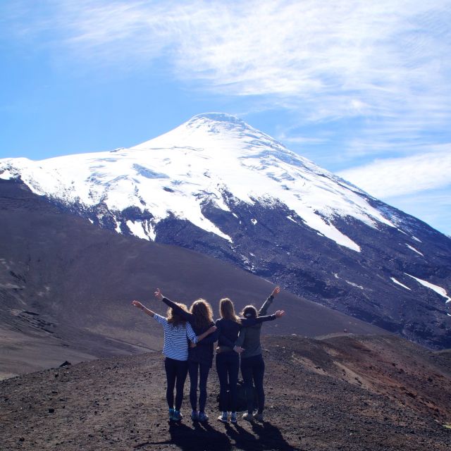 Vulkan, im Vordergrund vier Mädchen mit den Armen nach oben gestreckt