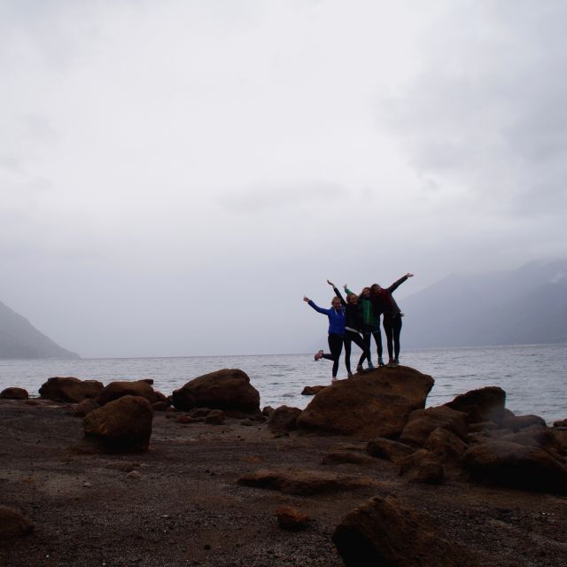 nebliger See, vier Mädchen posieren