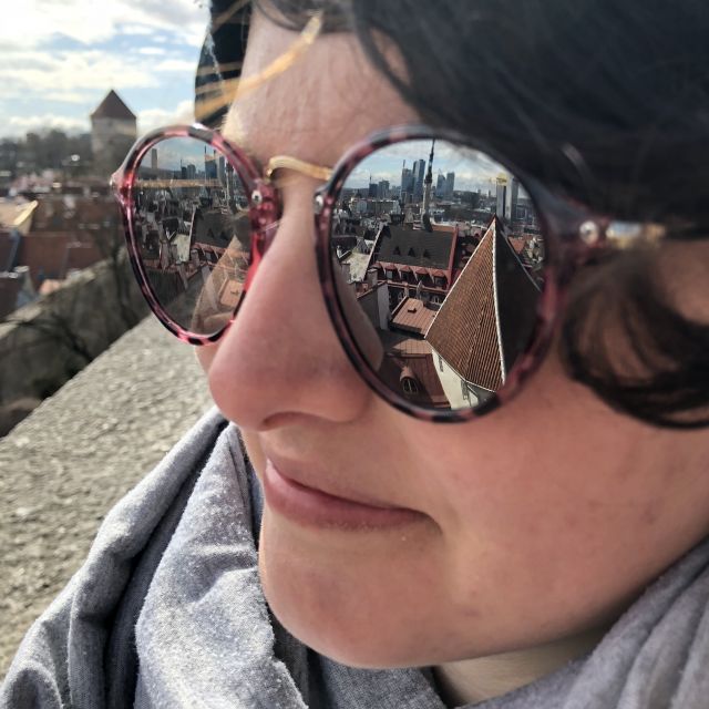 Die Stadtkulisse spiegelt sich in Franzis Sonnenbrille