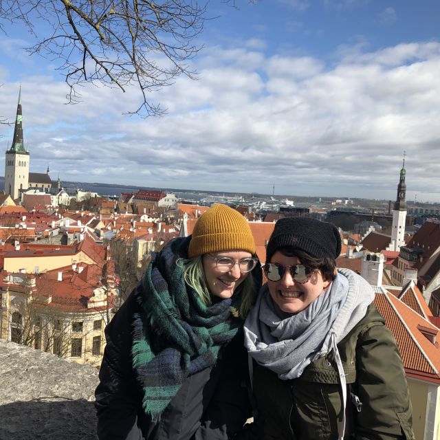 Zwei junge Frauen vor der Silhuette der mittelalterlichen Stadt Tallinn