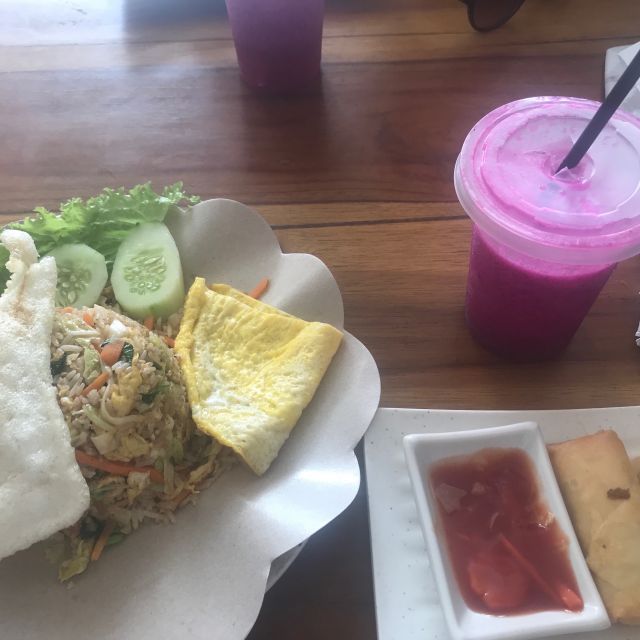 Balinesisches Essen. Reis, Eii, Gemüse und Frühlingsrollen