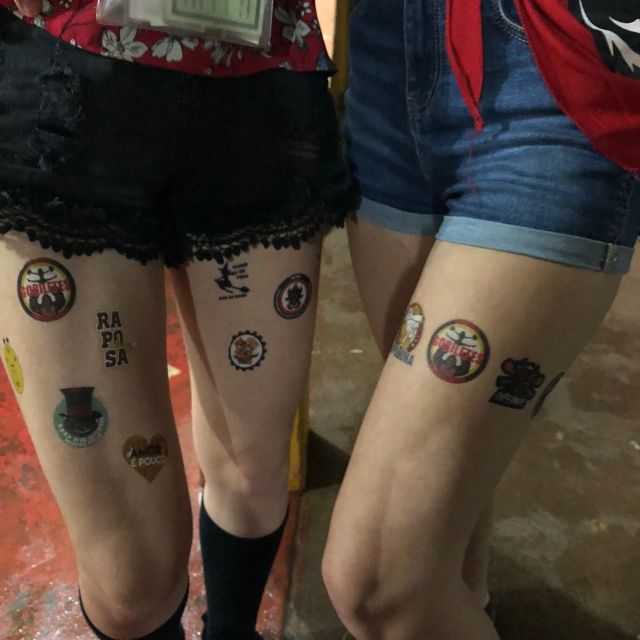 Mädchenbeine voller Tattoos