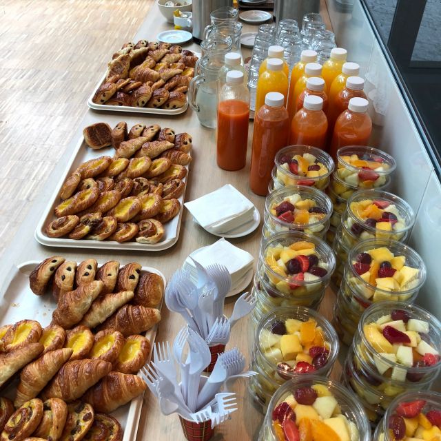 Frühstücksbuffet bei einer Veranstaltung; Süße Stückchen, frisches Obst und Säfte