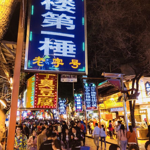 Chinesische Straße bei Nacht
