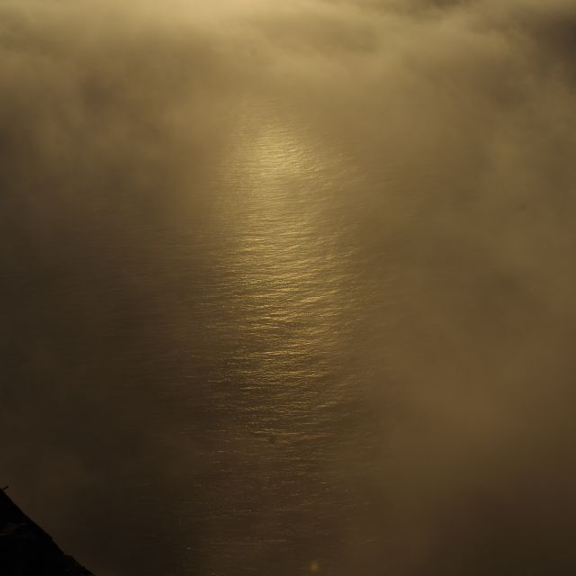 Wolkenverhangender Blick in die Tiefen eines Fjordes