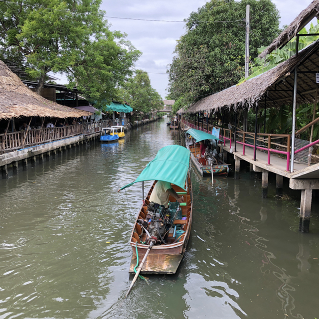 Auf dem Fluss des Floating Marktes waren Touristen- und Marktboote
