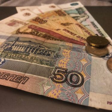 Mehrere Rubelbanknoten und-Münzen