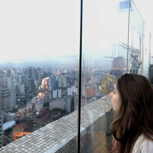 Mädchen schaut über Sao Paulo