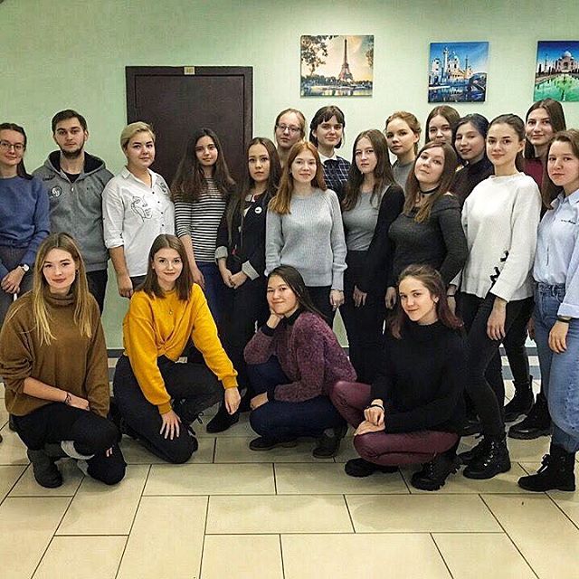 Eine Gruppe Studentinnen und ein Student in Kasan, Russland.