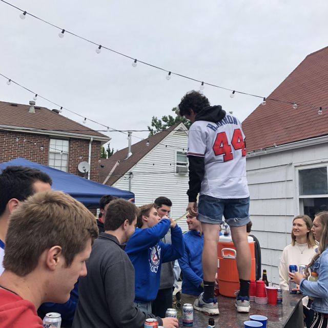 Junge Menschen trinken Bier bei einem BBQ anlässlich des Homecoming Footballspiels an ihrer Uni in Kansas.