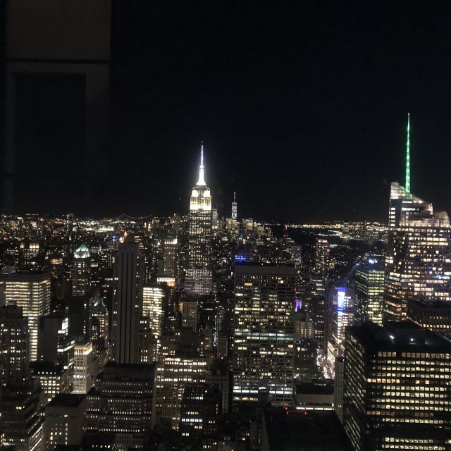 Skyline von New York bei Nacht.