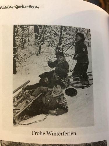 Frohe Winterferien, abfotografierte Seite aus einem Buch über vietnamesische Familien in der DDR.