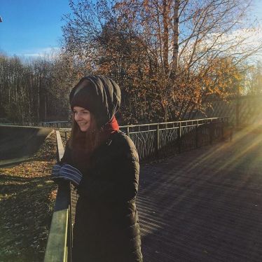Studentin Saskia steht warm eingepackt auf einer hölzernen Aussichtsplattform im russischen Kasan.