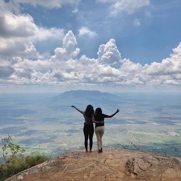 Studentin Anastasia und ihrer Freundin Dorothea stehen auf einer Bergspitze in Tansania.