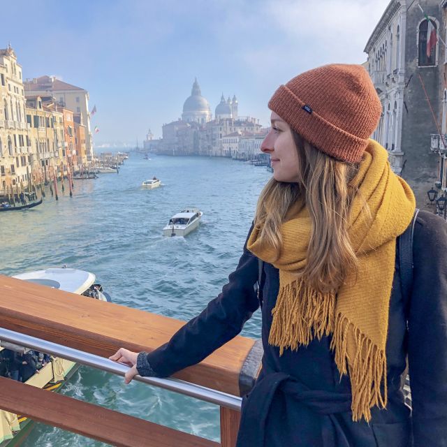 Studentin Carina mit Venedig und Fluss im Hintergrund