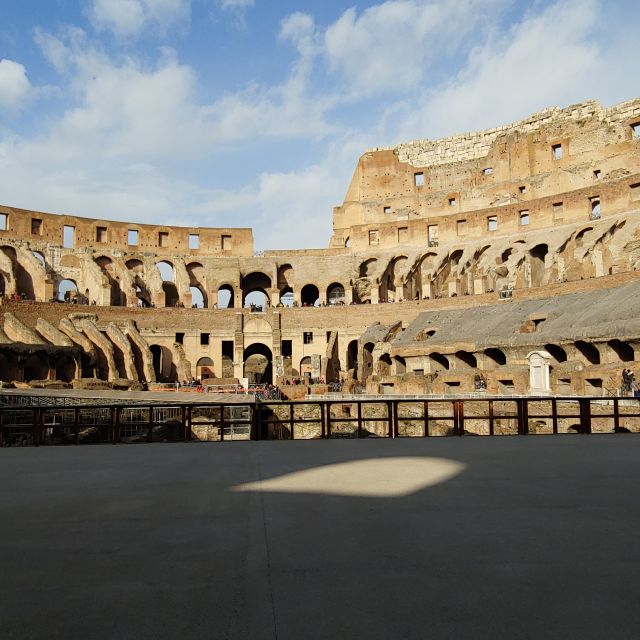 Ich stehe gerade auf der restaurierten Bühne des Kolosseums, das Bild zeigt die Perspektive, die die Gladiatoren früher auch hatten
