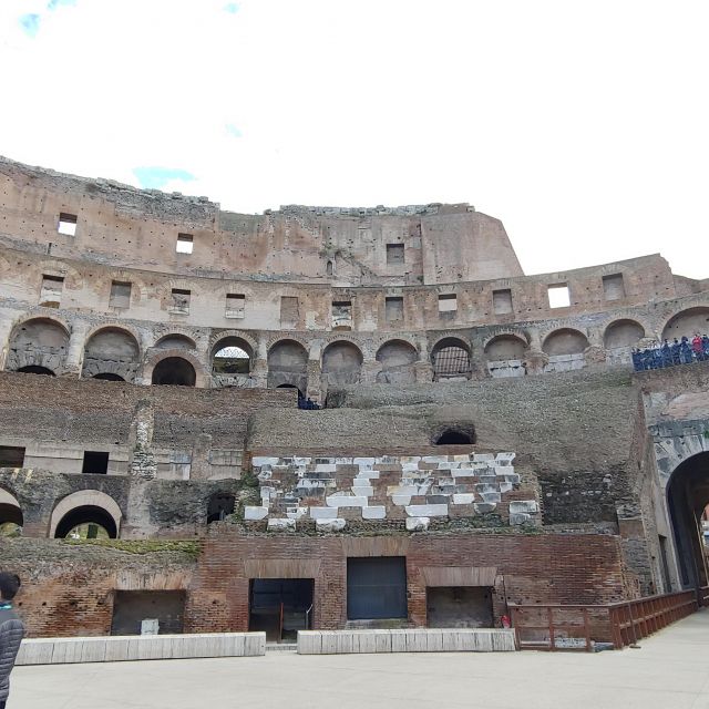 Restaurierte antike Sitze aus Marmor von der Bühne in der Arena aus gesehen und antike Architektur