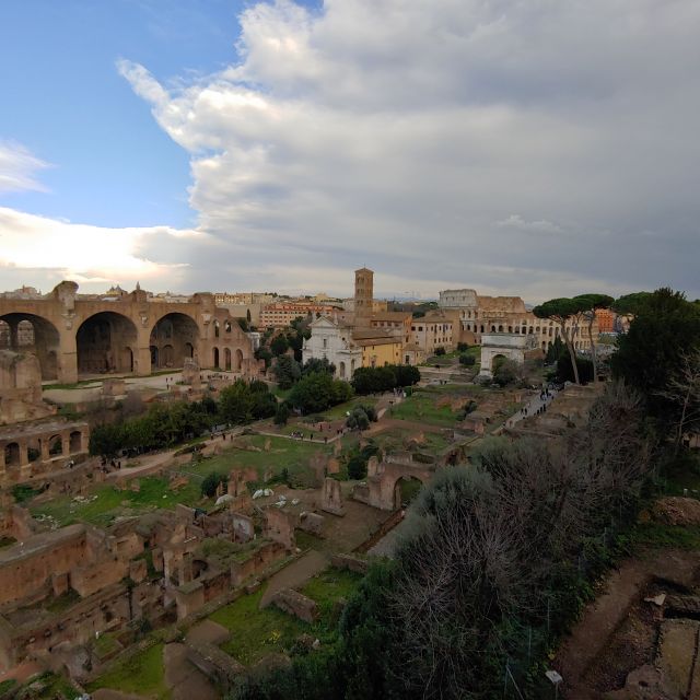 Sicht über einen Teil des Forum Romanum, die Überreste der riesigen Maxentiusbasilika und das Kolosseum vom Palatin aus.
