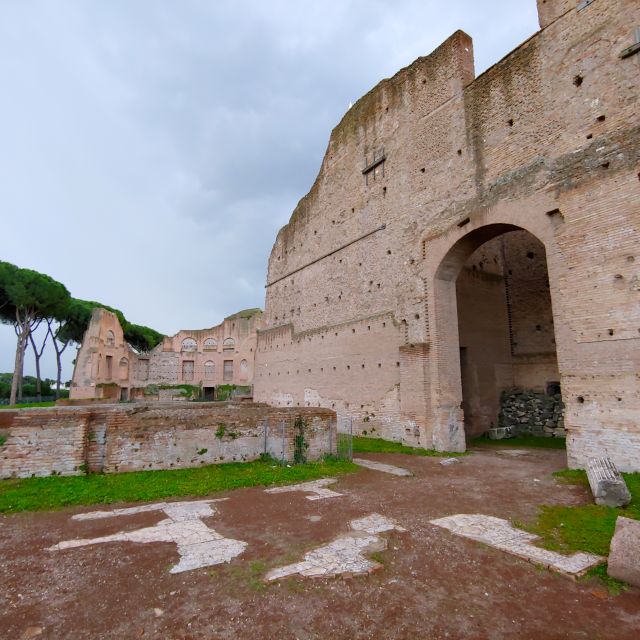 Die Ruinen einer glamourösen Villa eines Kaisers vom Rom. Mehrere Meter hohe Mauern und Durchgänge.