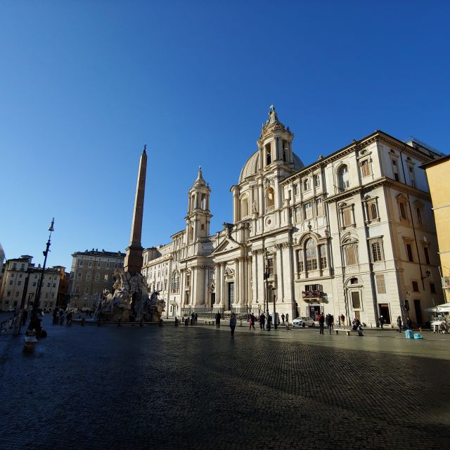 Die Piazza Navona. Im Vordergrund Berninis Vierströmebrunnen mit Obelisk, im Hintergrund die Kirche Sant'Agnese in Agone.
