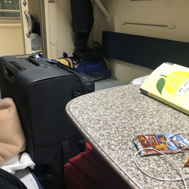 Unser Gepäck versperrt das gesamt Abteil im Zug