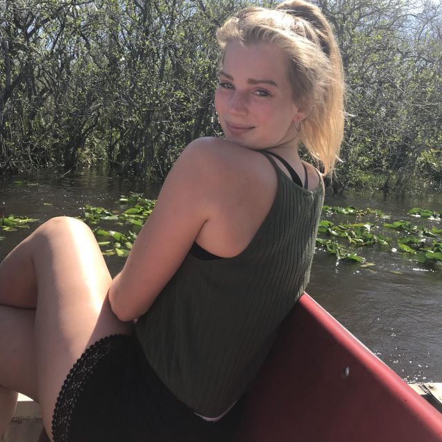 Studentin Leonie auf einem Airboat in den Everglades.