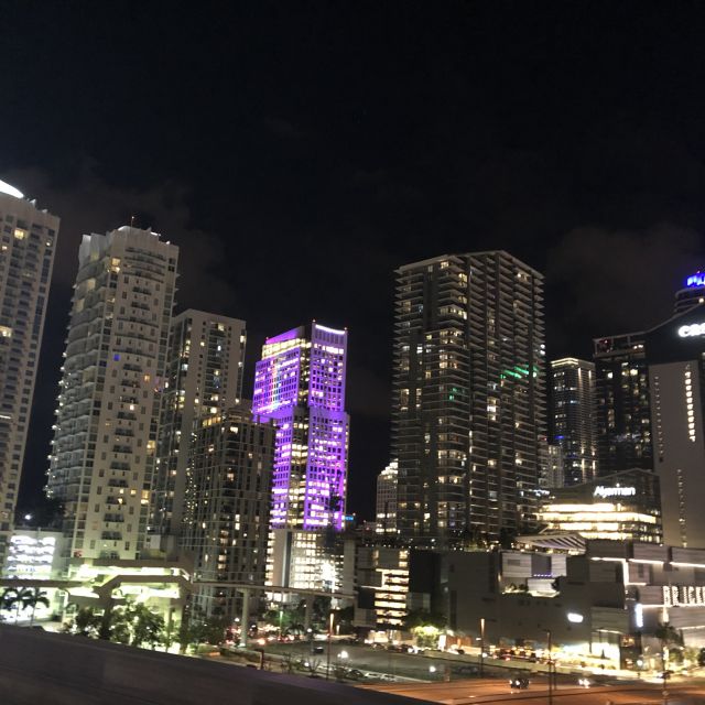Die Skyline von Miami bei Nacht.