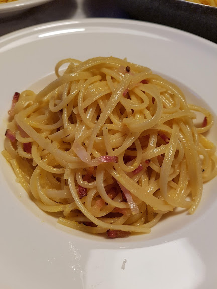 Ein Teller mit Spaghetti Carbonara.