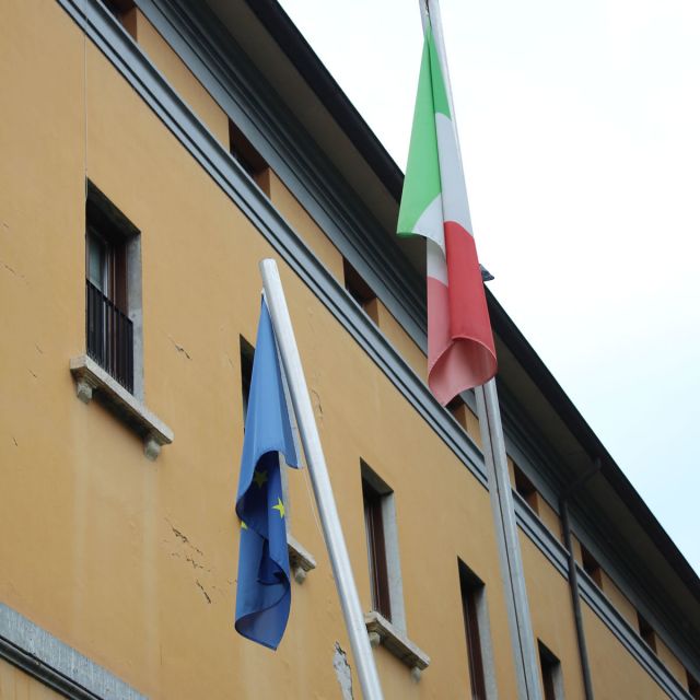 Flaggen an Gebäude