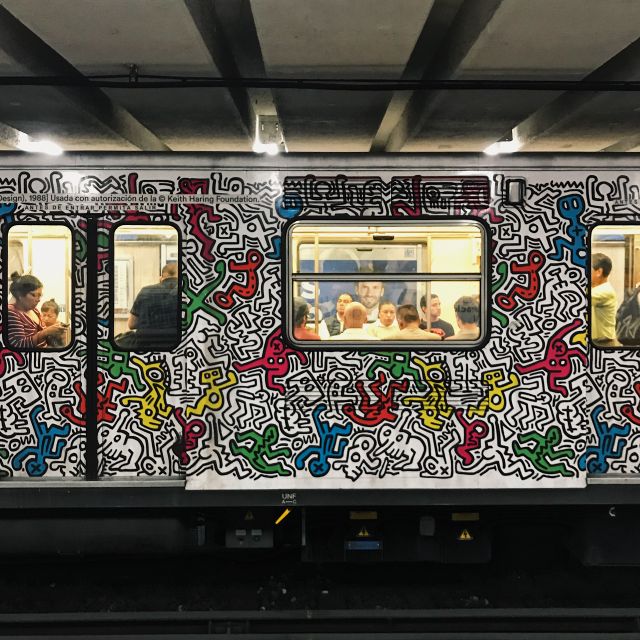 Von Keith Haring angemalte Metro