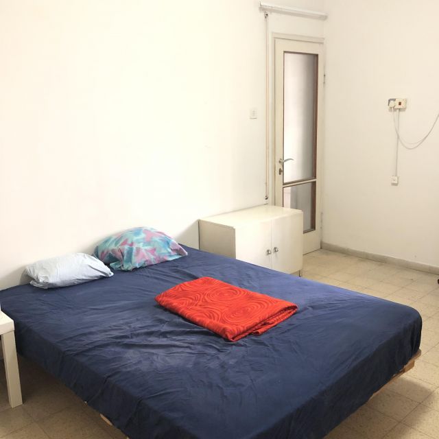 Schön und groß, aber etwas spärlich - mein Schlafzimmer. In Tel Aviv sollte trotz hoher Mietkosten nicht allzu viel erwartet werden.