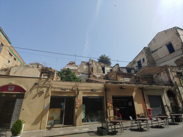 Ein leerstehendes, teilweise zerstörtes Haus auf der Hauptstraße Palermos. Das Obergeschoss fehlt komplett, die Ruinen sind noch zu sehen.