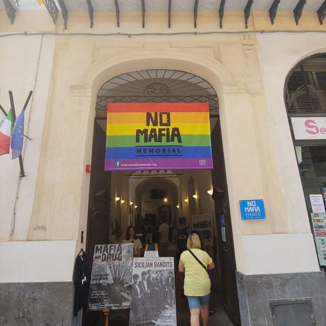 Der Eingang zum No-Mafia Museum, welches sich an sehr prominenter Stelle in der Altstadt Palermos befindet.