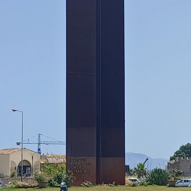 Das zentrale Denkmal gegen die Mafia, aufgestellt an prominenter Stelle vor dem Hafen.
