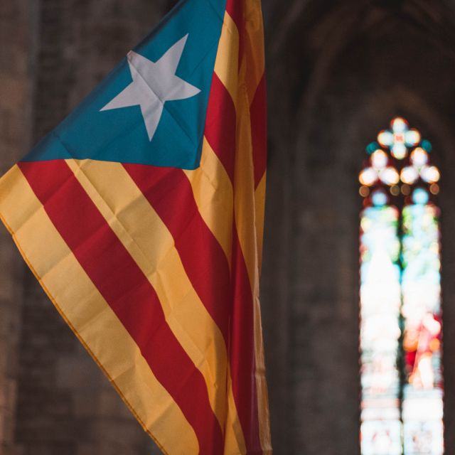 Man sieht die Flagge Kataloniens in der Kirche Santa Maria del Mar