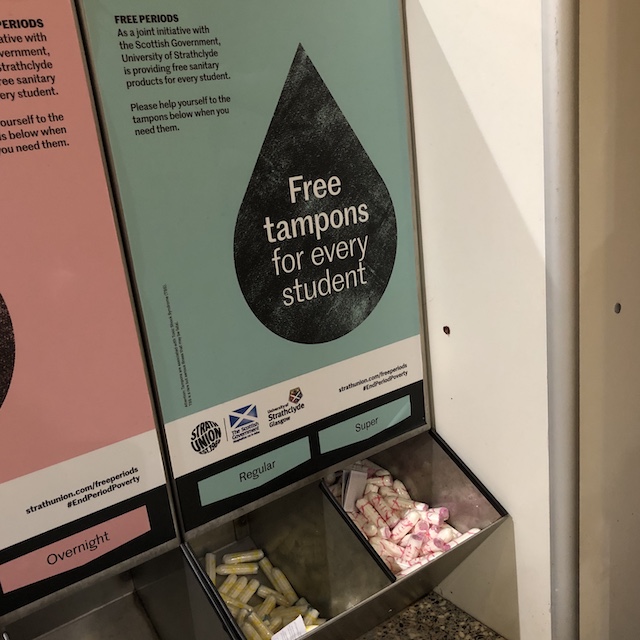 Auf jeder Toilette gibt es gratis Menstruationsprodukte. Das wäre in Berlin doch auch sinnvoll!