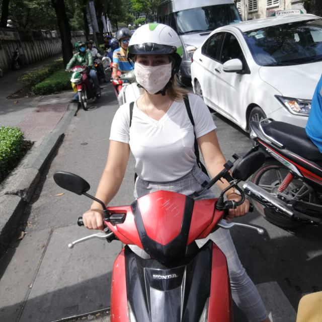 Mit meinem Roller und Atemmaske im Verkehr von Ho Chi Minh City