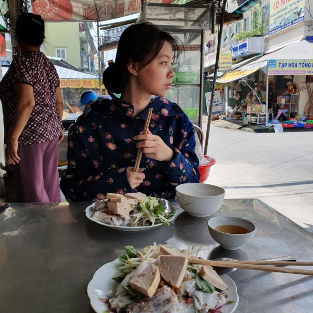 Mit meiner Freundin Minh beim Frühstück in einer Straßenküche